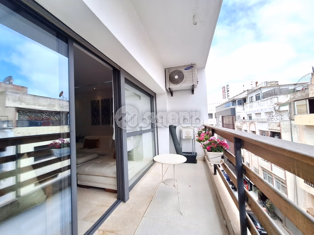 Vendita appartamento a Maârif. 3 camere. Cucina completamente equipaggiata