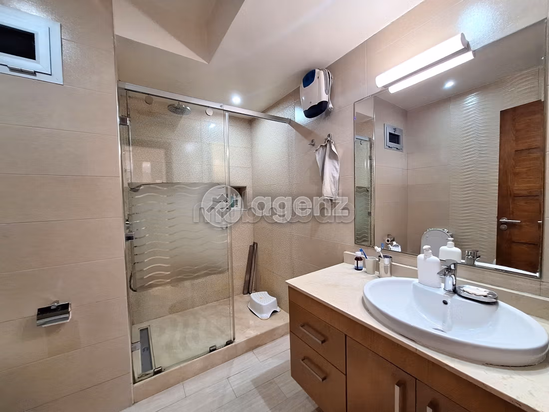 Vendita appartamento a Maârif. 3 camere. Cucina completamente equipaggiata