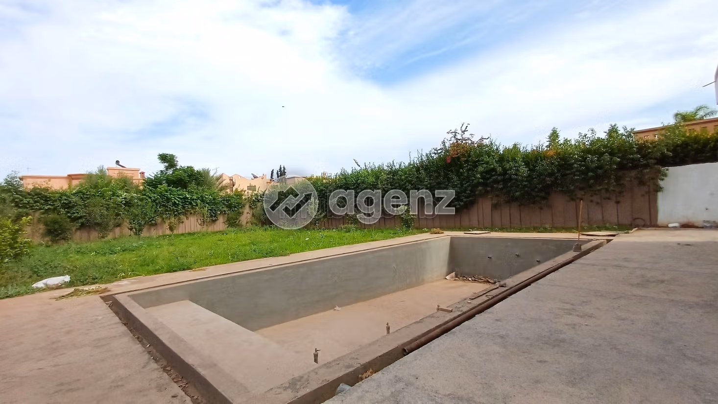Luxury villa for sale in Hay Targa. 5 lovely rooms. Green area, Balcony