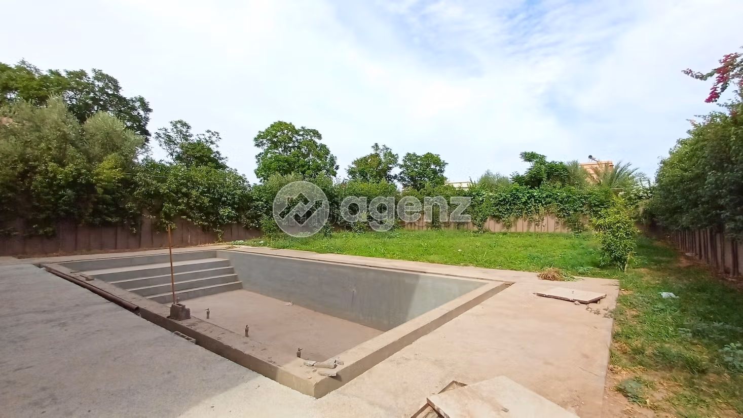 Luxury villa for sale in Hay Targa. 5 lovely rooms. Green area, Balcony