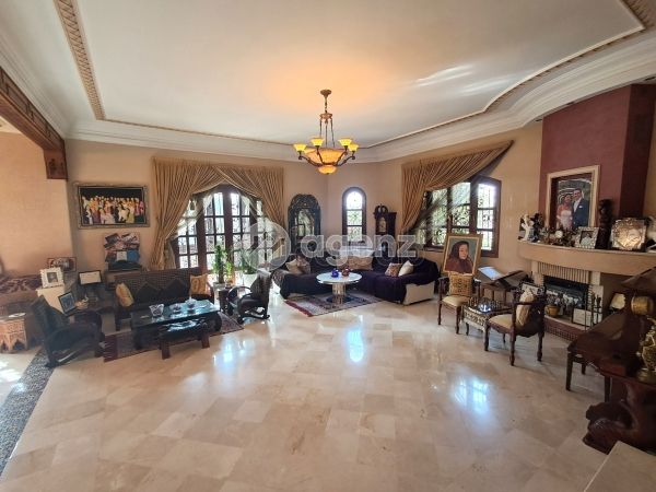 Luxury villa for sale in Laymoune. Total area 400 m². Garden and garage