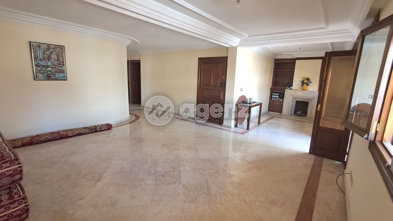 Apartment for sale in Derb Ben Houmane. Large area 170 m². Carpark and terrace