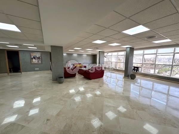 Kantoorruimte huren in Administratif. Totale oppervlakte 123 m². Lift in het pand
