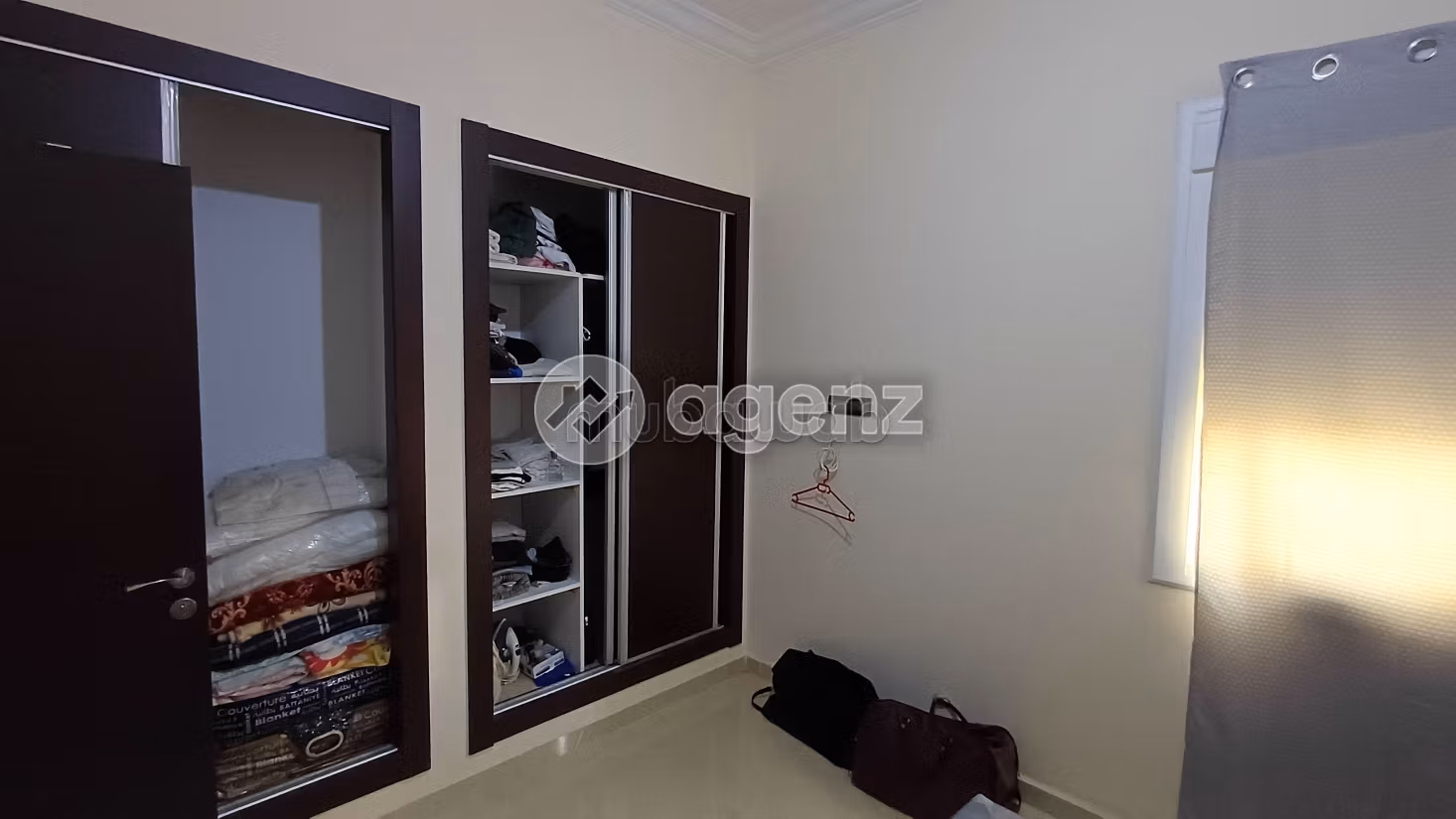 Se vende piso. Superficie 87 m². Con ascensor