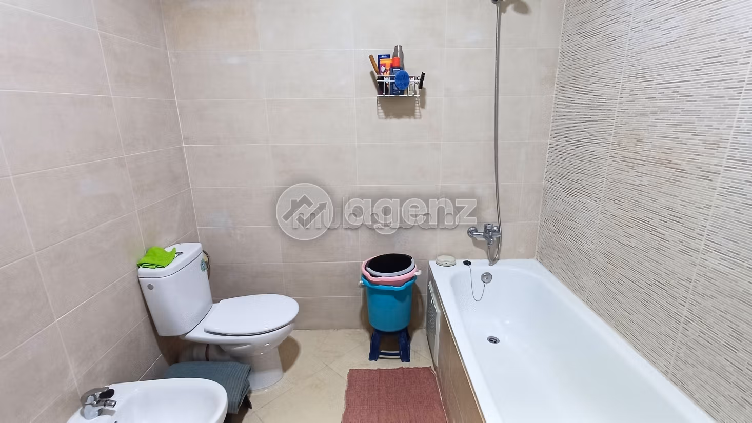 Se vende piso. Superficie 87 m². Con ascensor