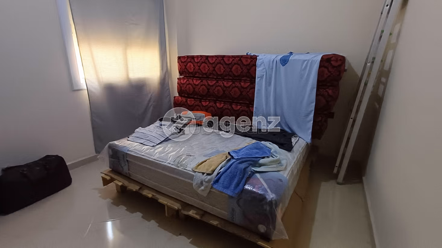 Se vende piso. Superficie 87 m². Con ascensor