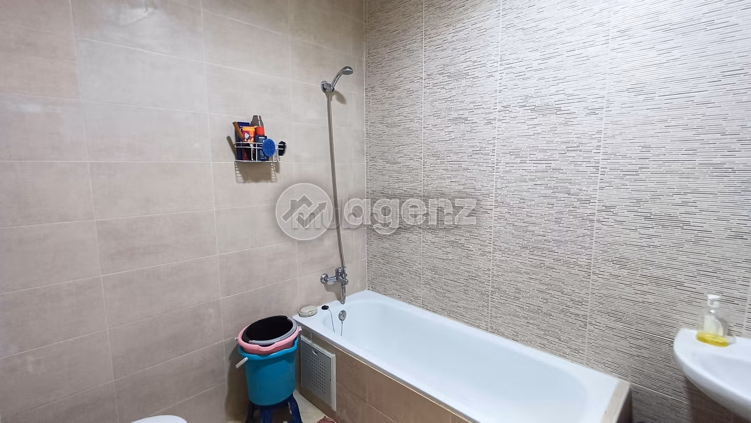Se vende piso. Superficie 87 m². Con ascensor