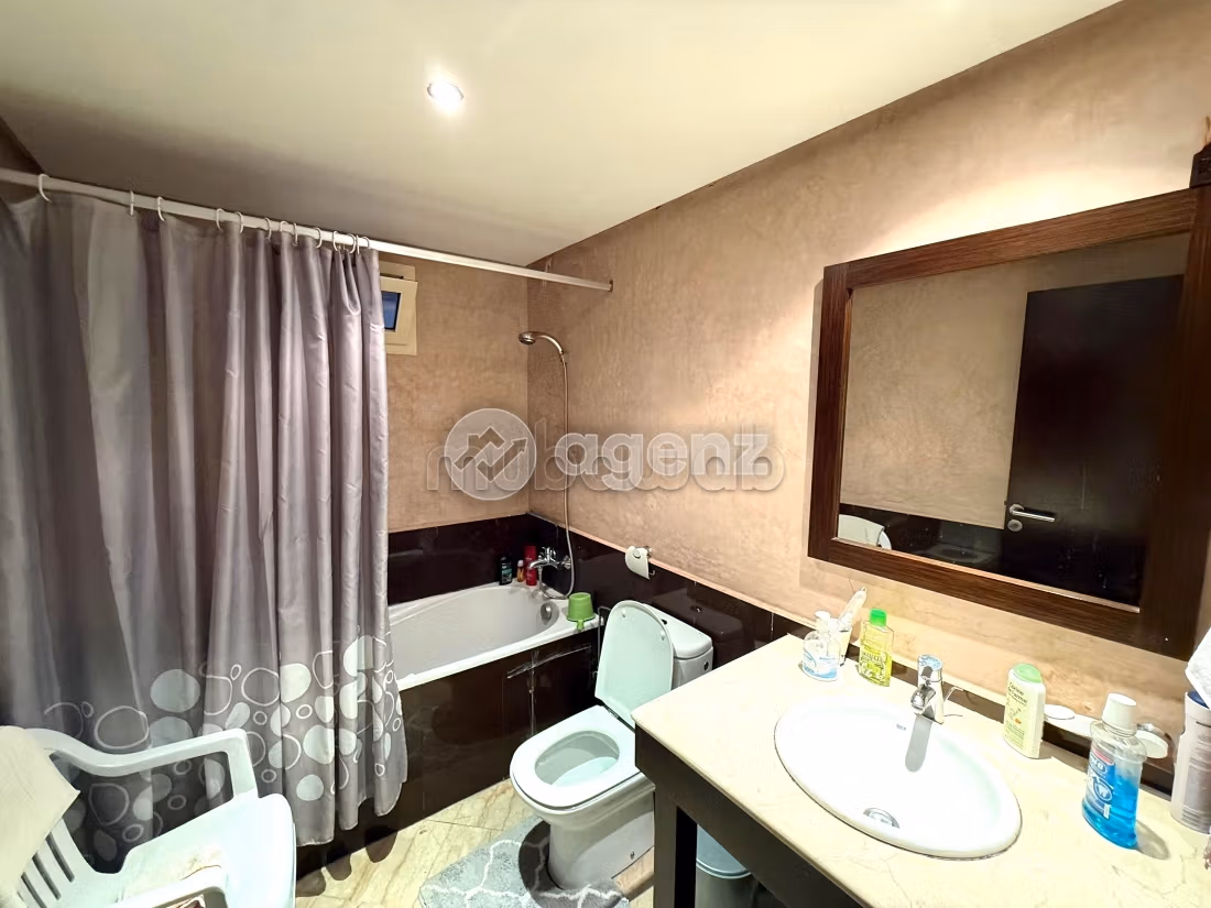 Piso en venta. 3 dormitorios. Aparcamiento y balcón