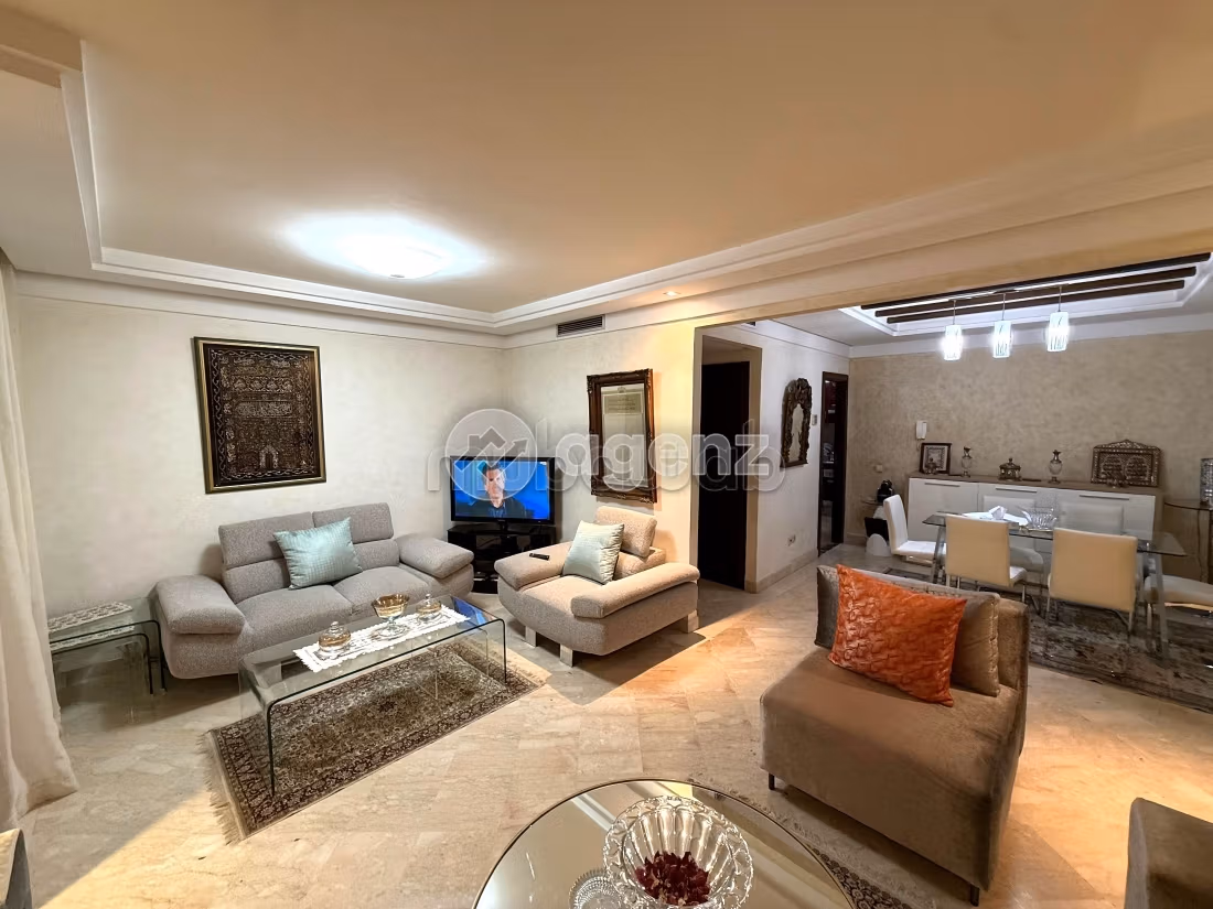Piso en venta. 3 dormitorios. Aparcamiento y balcón