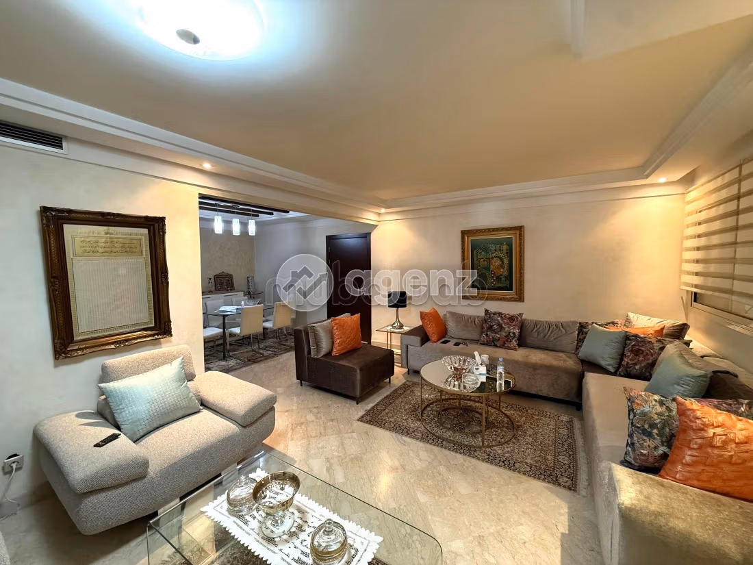 Piso en venta. 3 dormitorios. Aparcamiento y balcón