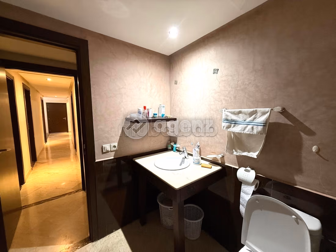 Piso en venta. 3 dormitorios. Aparcamiento y balcón