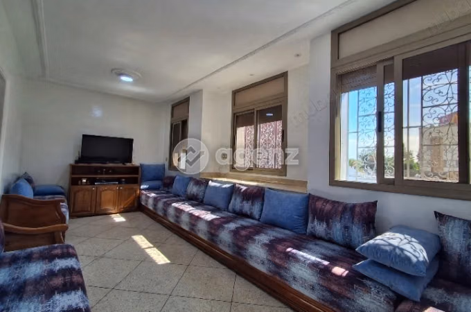 Se vende casa en Oulfa. 3 dormitorios. Terraza grande