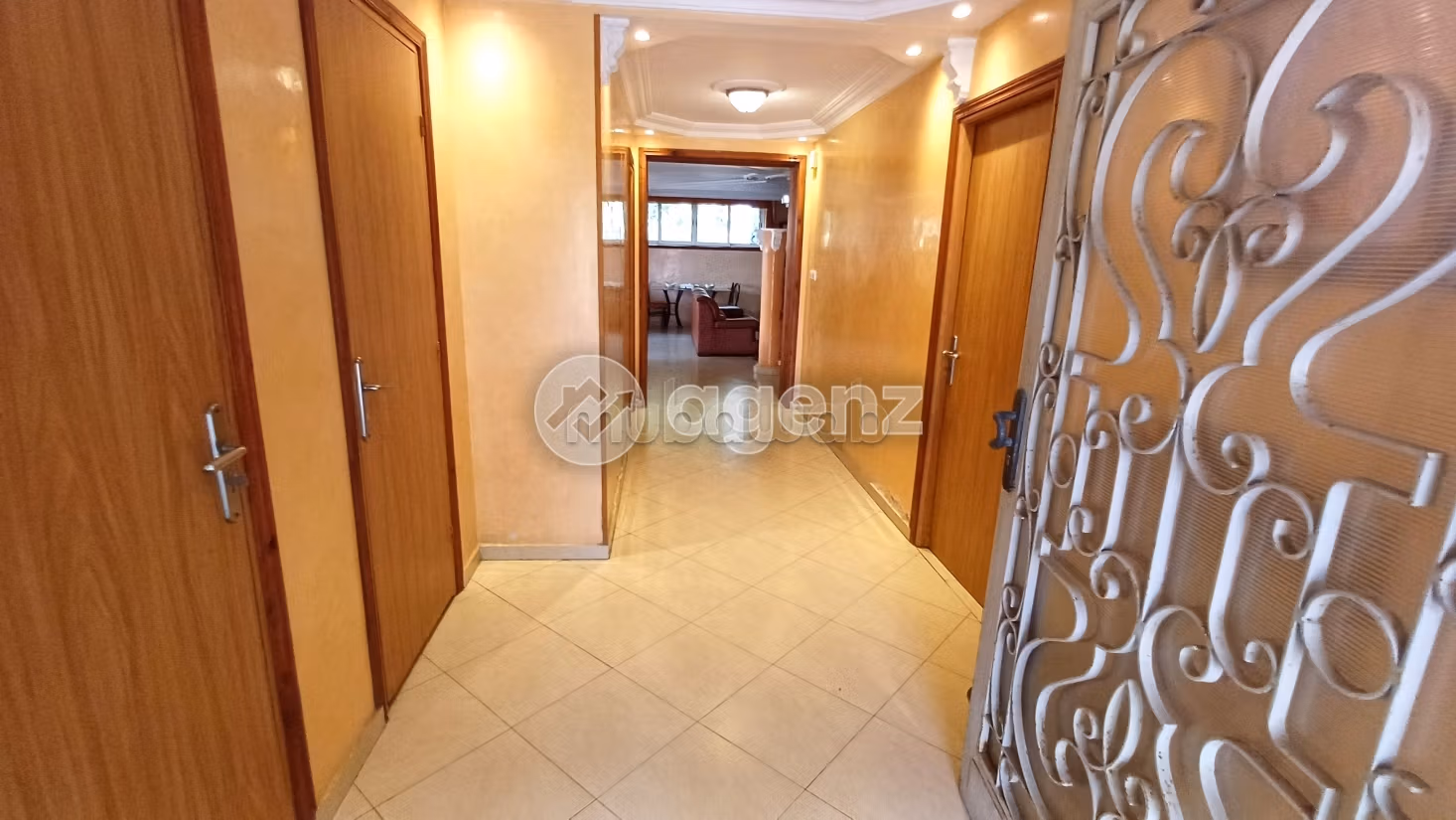 Magnifica villa in vendita a Polo. 7 camere. Giardino e posto auto