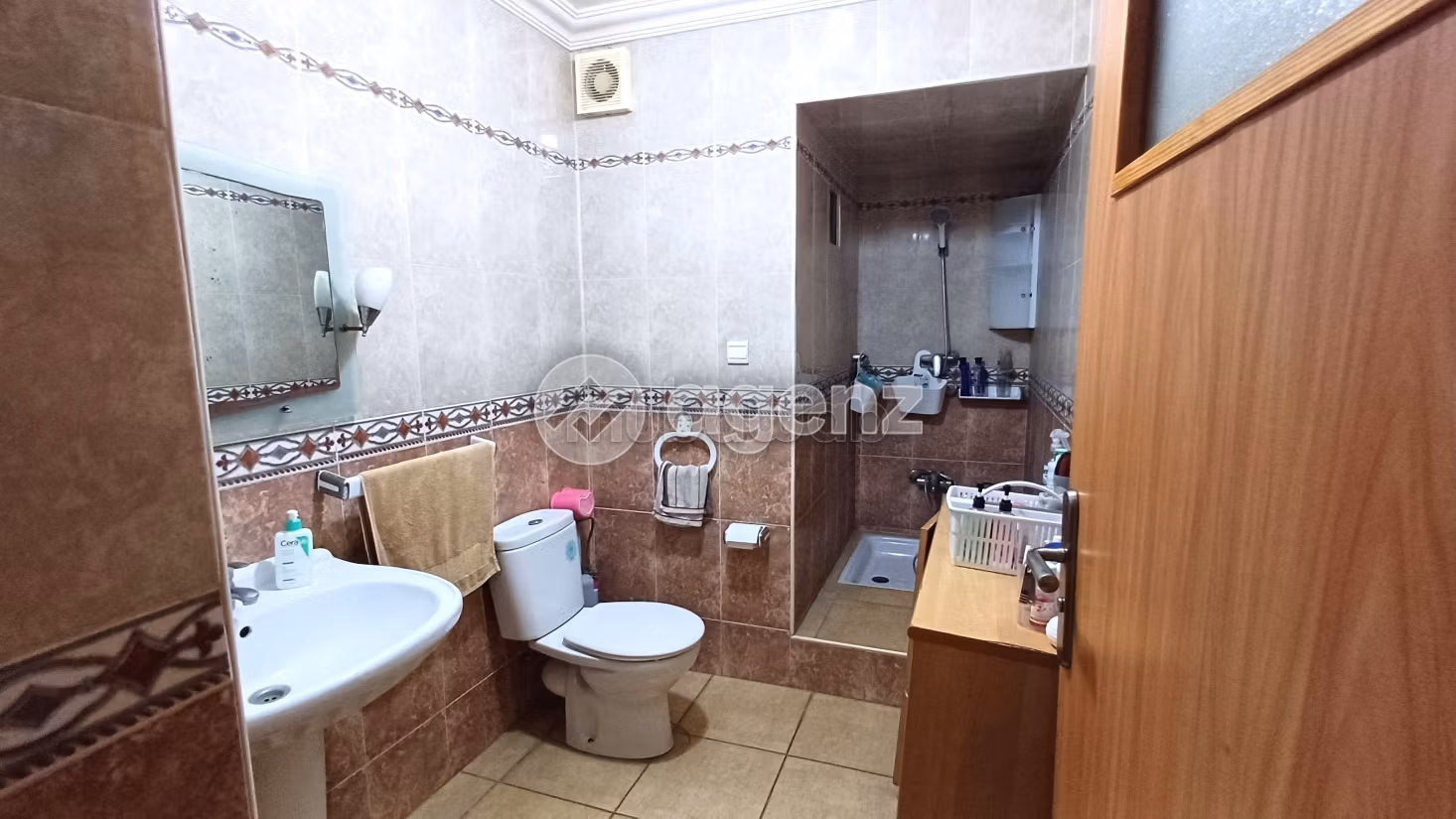 Magnifica villa in vendita a Polo. 7 camere. Giardino e posto auto