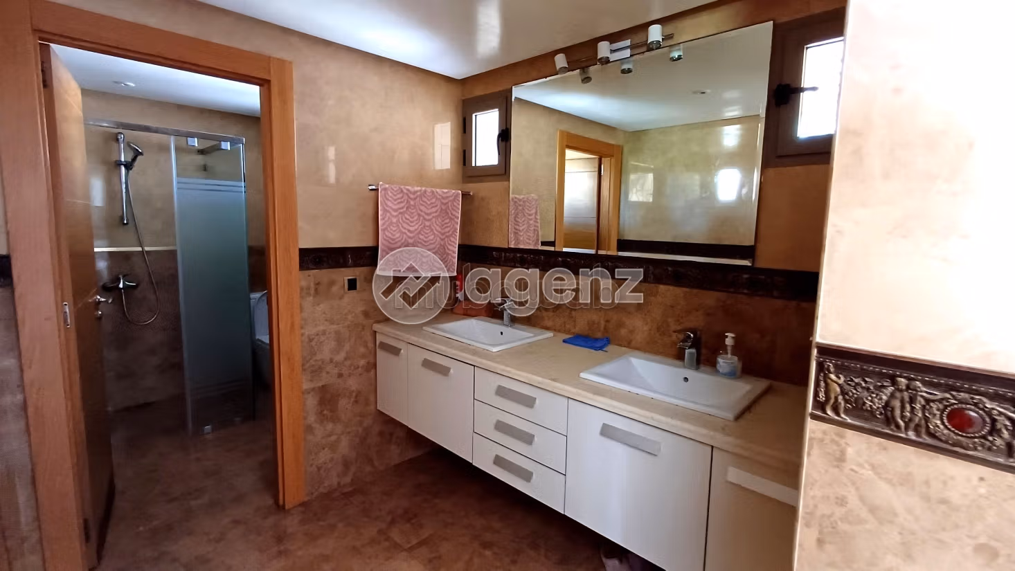 Esplendida villa en venta en La Siesta. 6 dormitorios. Garaje y terraza