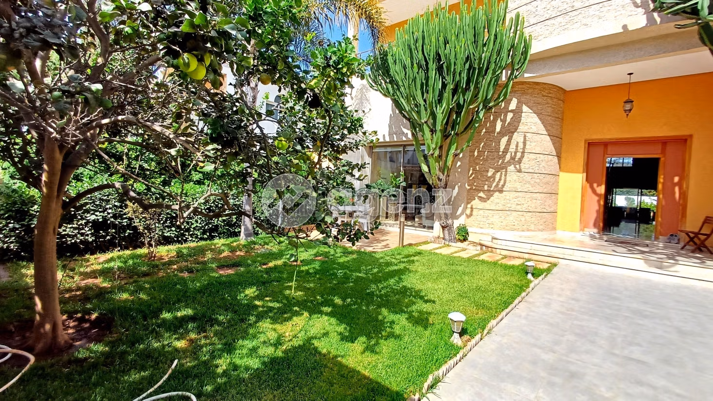 Esplendida villa en venta en La Siesta. 6 dormitorios. Garaje y terraza