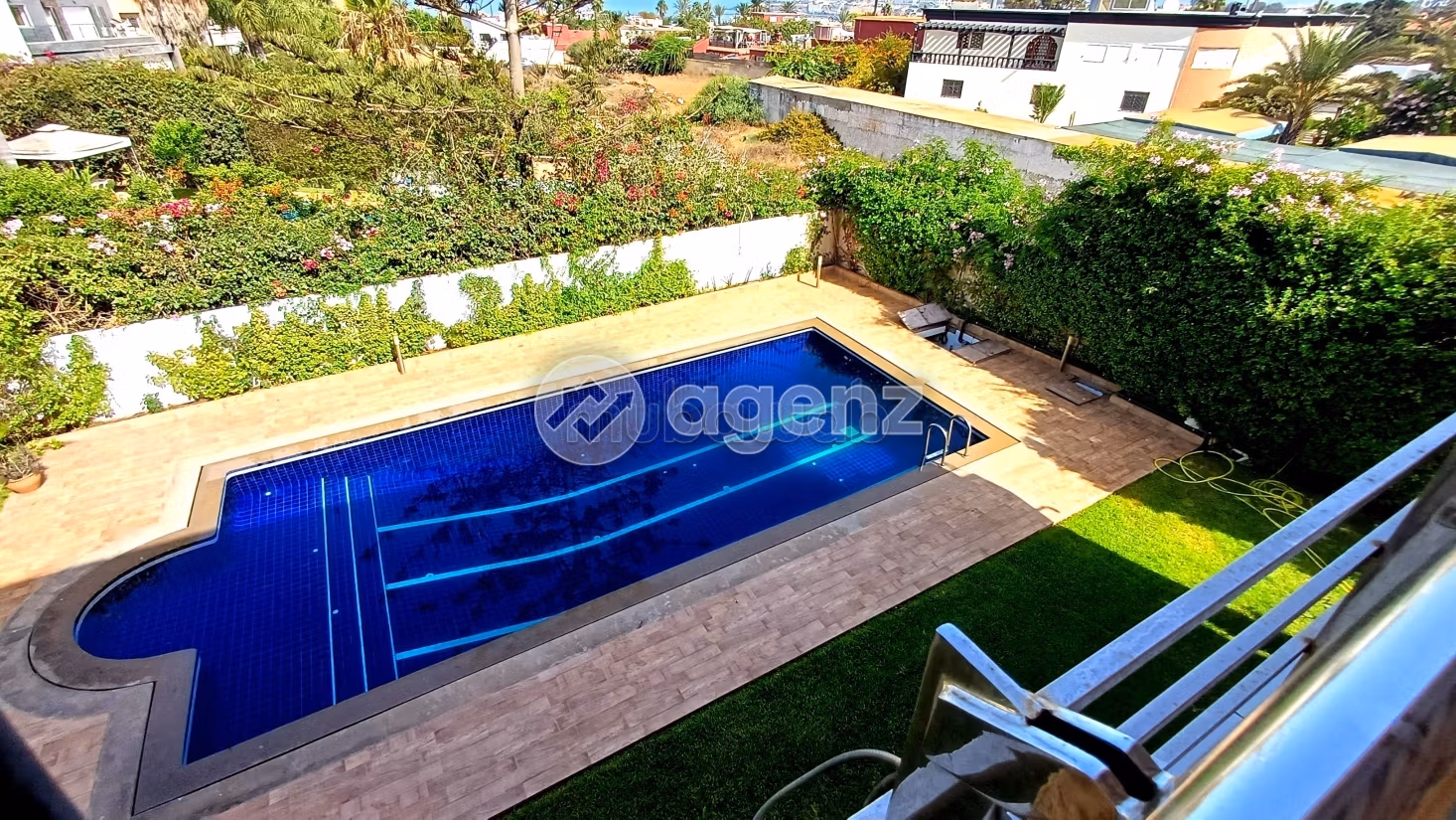 Esplendida villa en venta en La Siesta. 6 dormitorios. Garaje y terraza