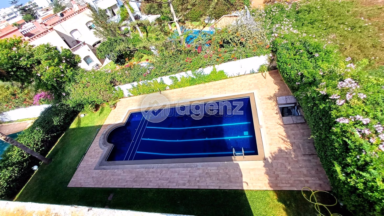 Esplendida villa en venta en La Siesta. 6 dormitorios. Garaje y terraza