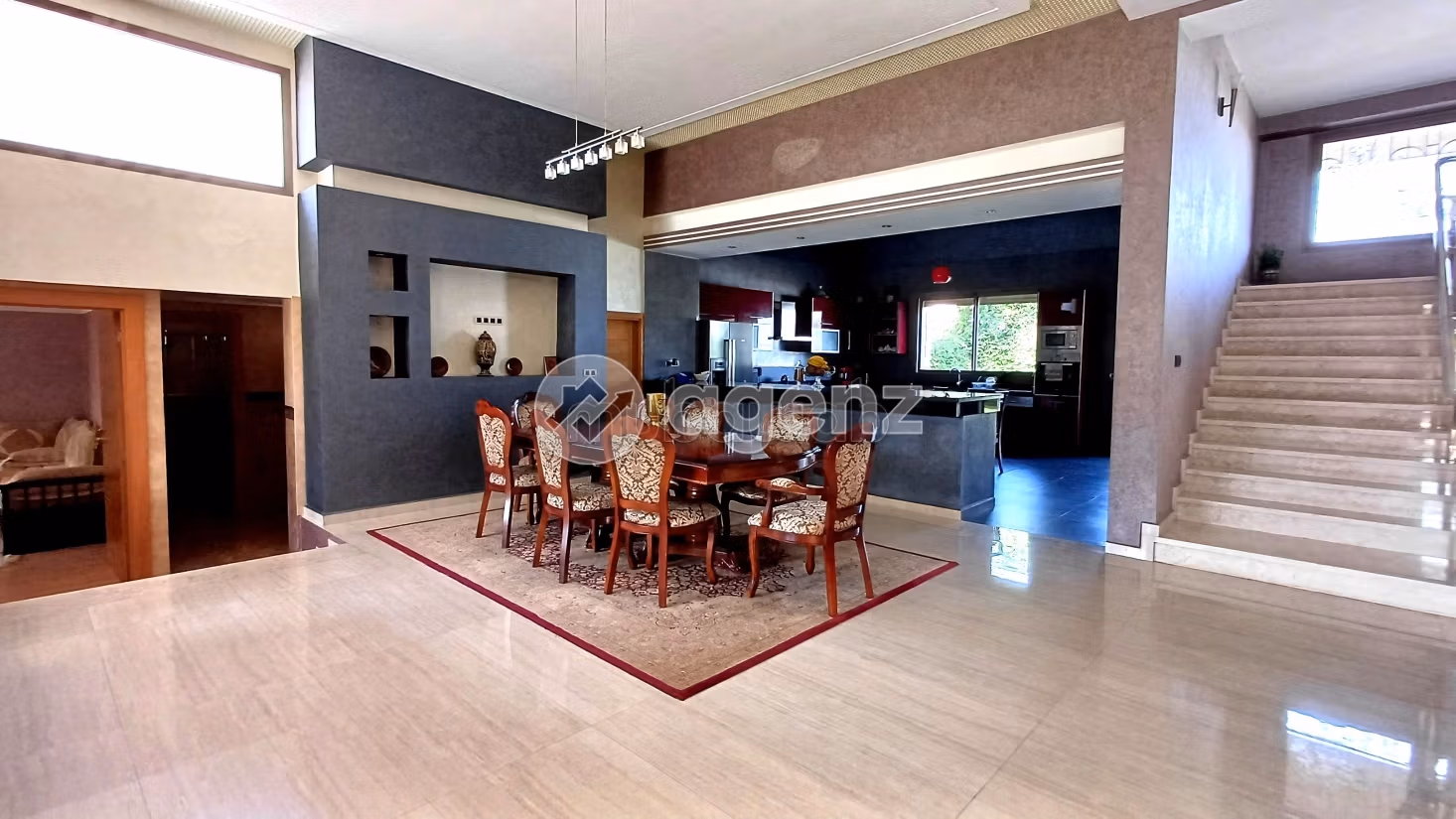 Esplendida villa en venta en La Siesta. 6 dormitorios. Garaje y terraza