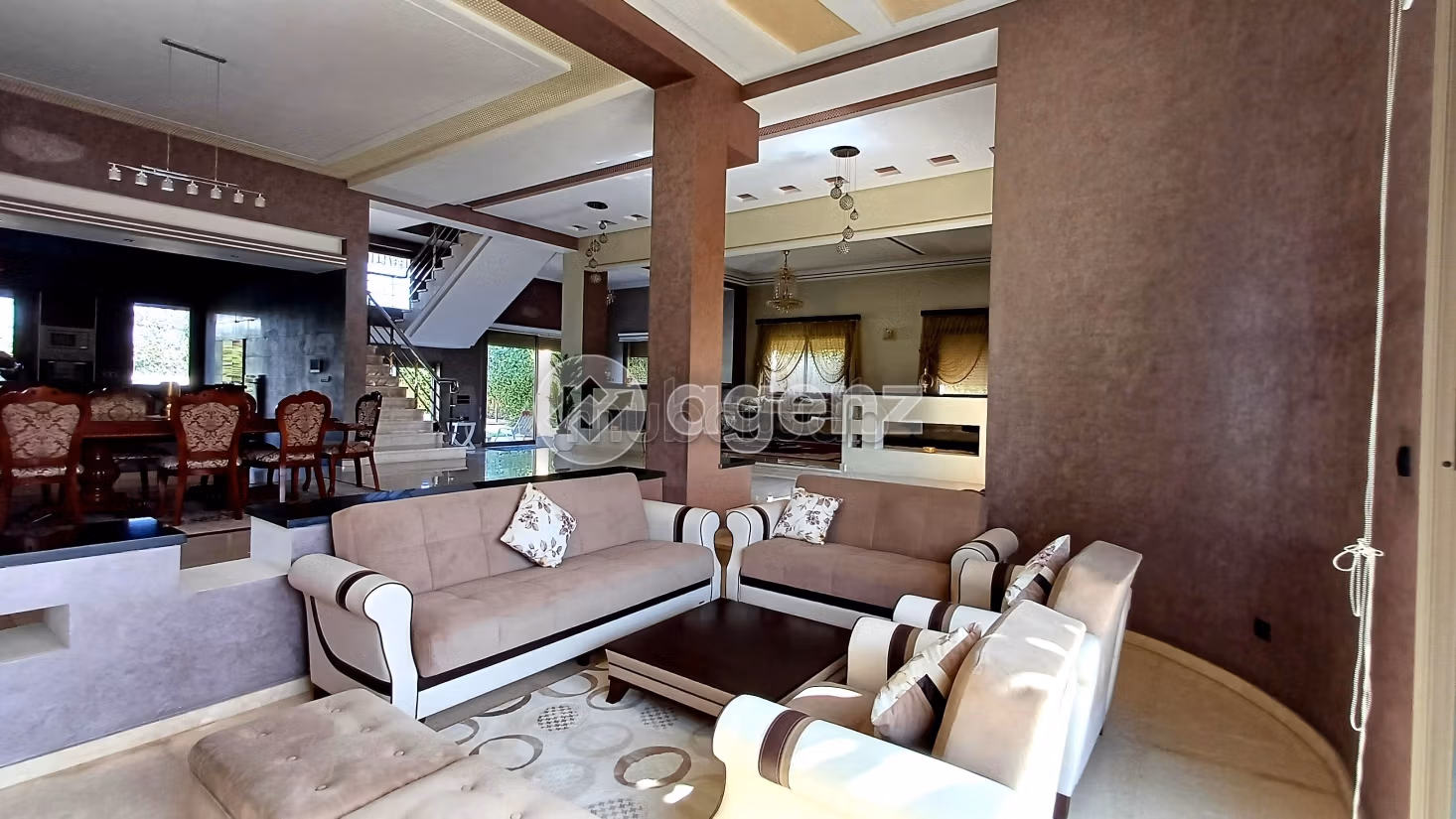 Esplendida villa en venta en La Siesta. 6 dormitorios. Garaje y terraza