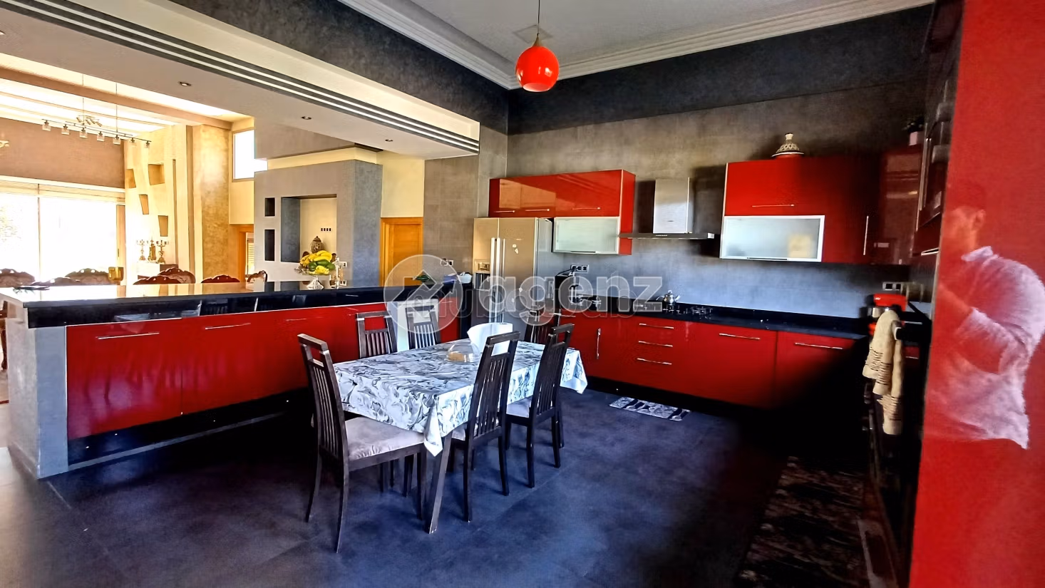 Esplendida villa en venta en La Siesta. 6 dormitorios. Garaje y terraza
