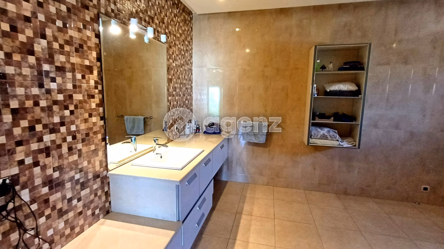 Esplendida villa en venta en La Siesta. 6 dormitorios. Garaje y terraza