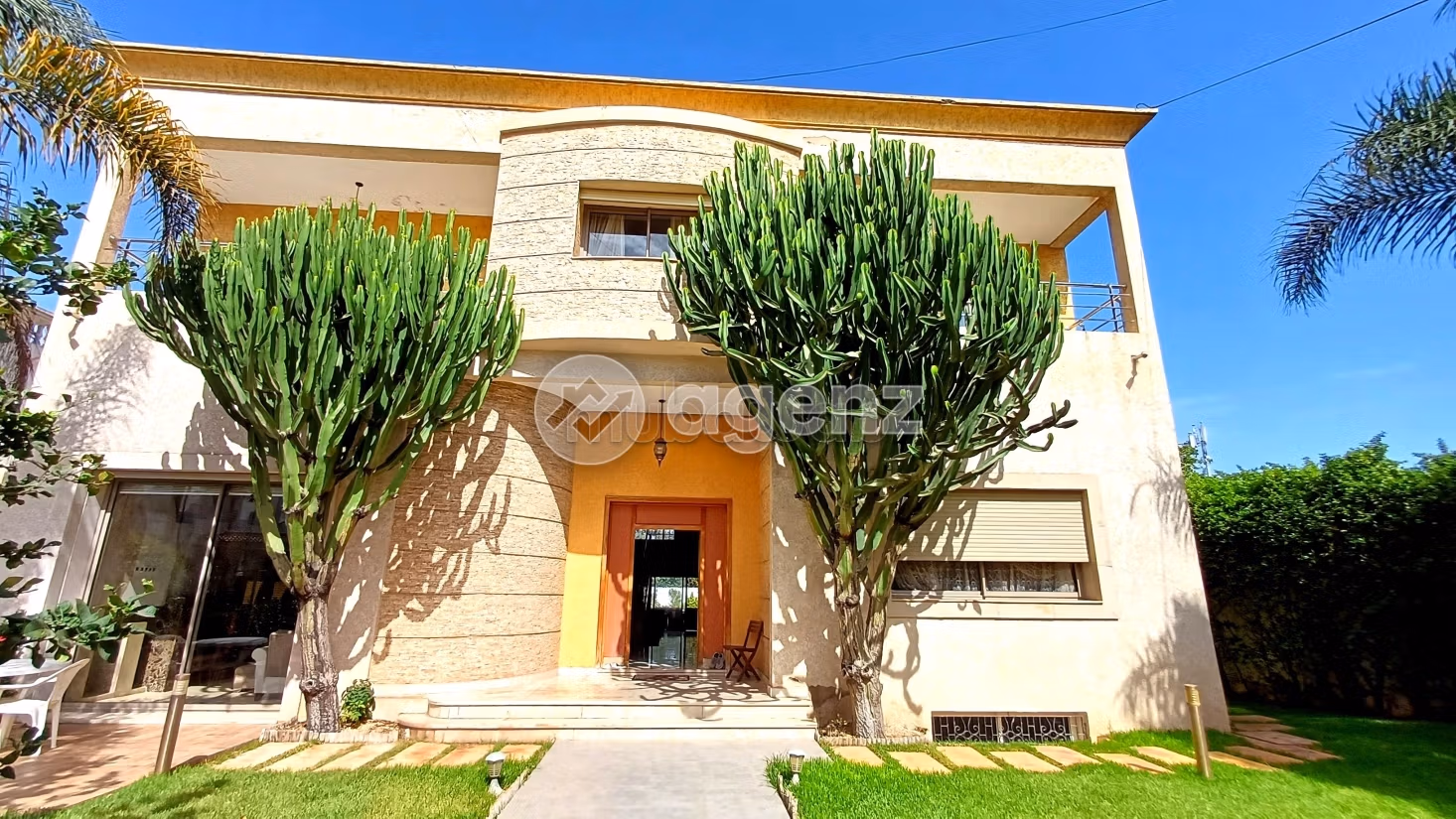 Esplendida villa en venta en La Siesta. 6 dormitorios. Garaje y terraza