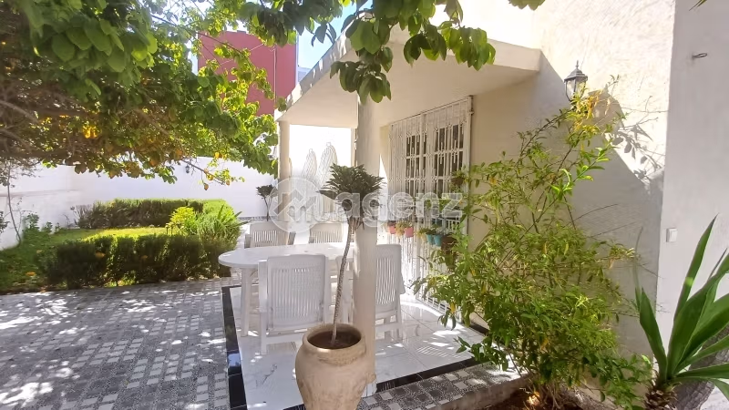 Villa's en luxe woningen om te kopen in Agdal. 4 Slaapkamers. Parkeerplaats en tuin