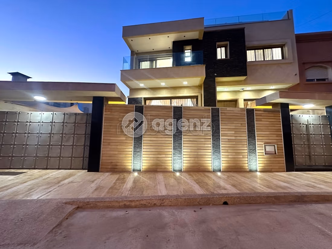 High quality house for sale in Monica. 5 rooms. Well decorated