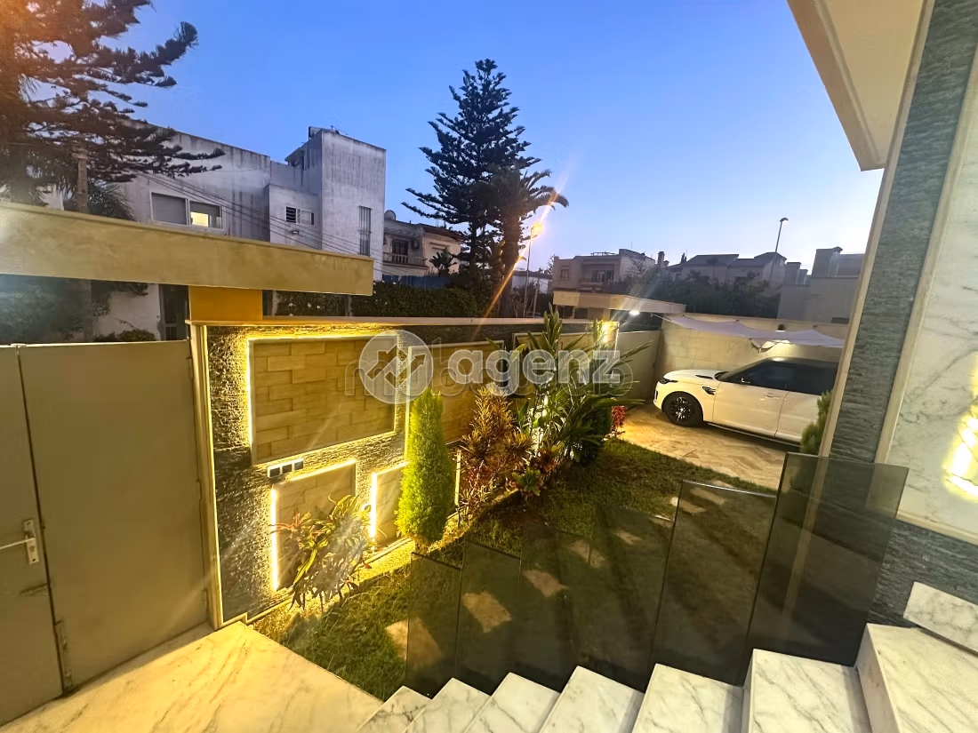 High quality house for sale in Monica. 5 rooms. Well decorated