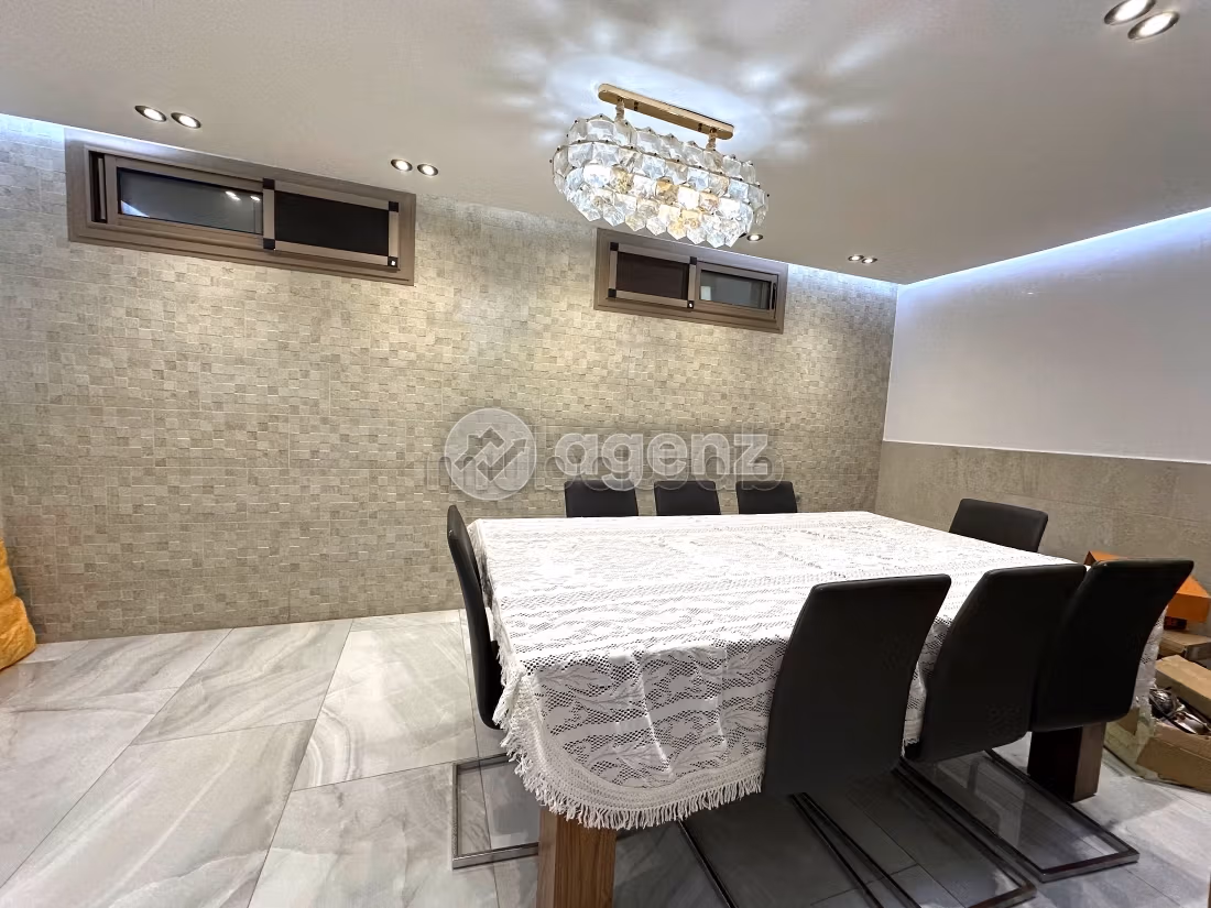 High quality house for sale in Monica. 5 rooms. Well decorated