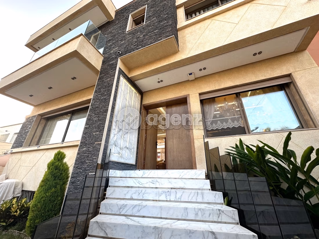High quality house for sale in Monica. 5 rooms. Well decorated