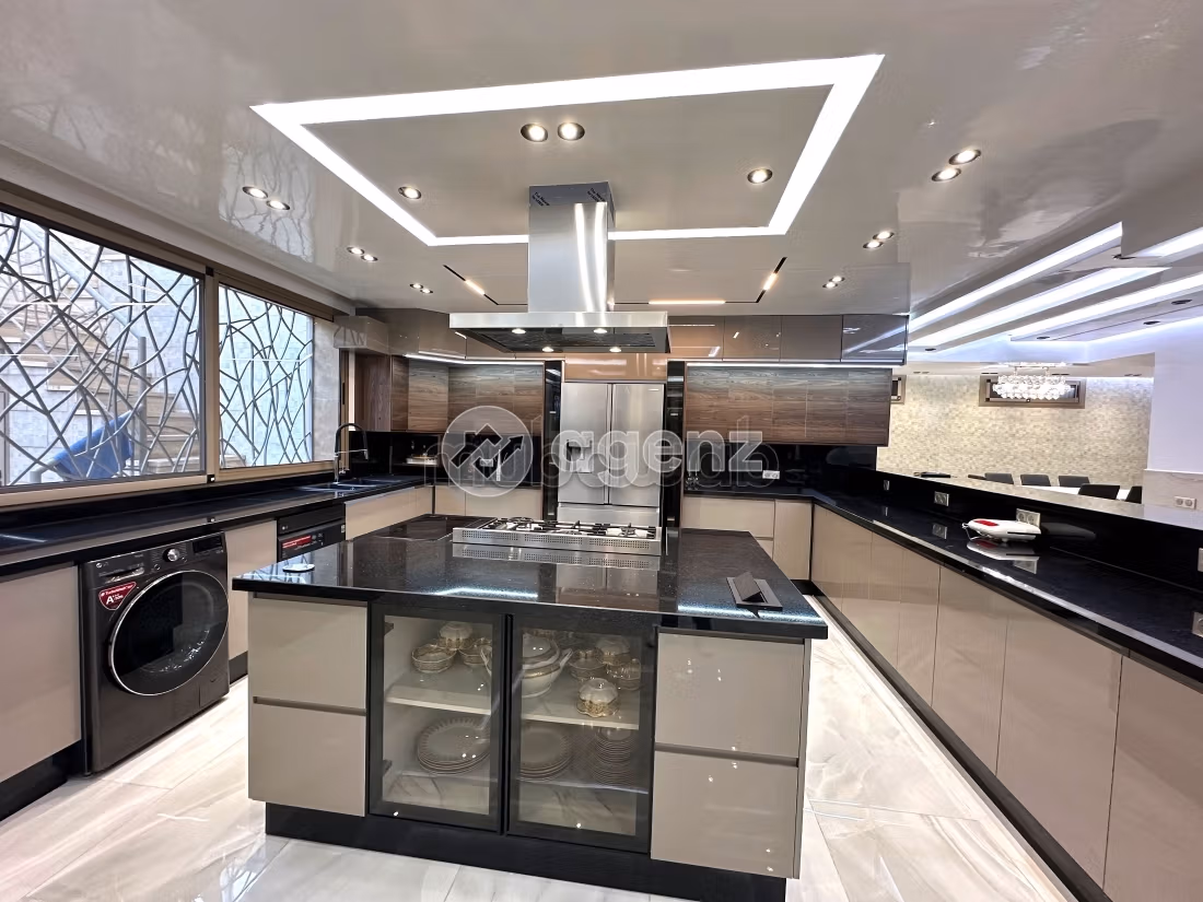 High quality house for sale in Monica. 5 rooms. Well decorated