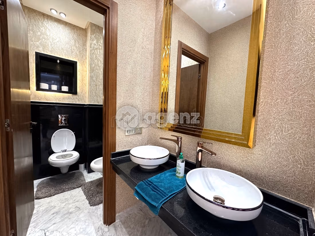 High quality house for sale in Monica. 5 rooms. Well decorated