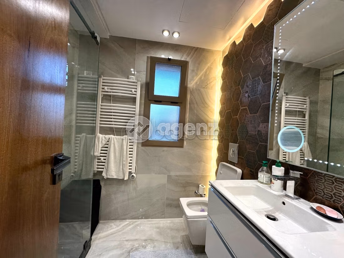 High quality house for sale in Monica. 5 rooms. Well decorated