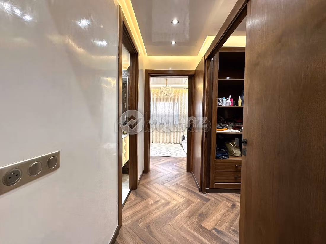 High quality house for sale in Monica. 5 rooms. Well decorated