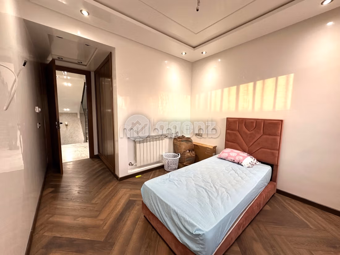 High quality house for sale in Monica. 5 rooms. Well decorated
