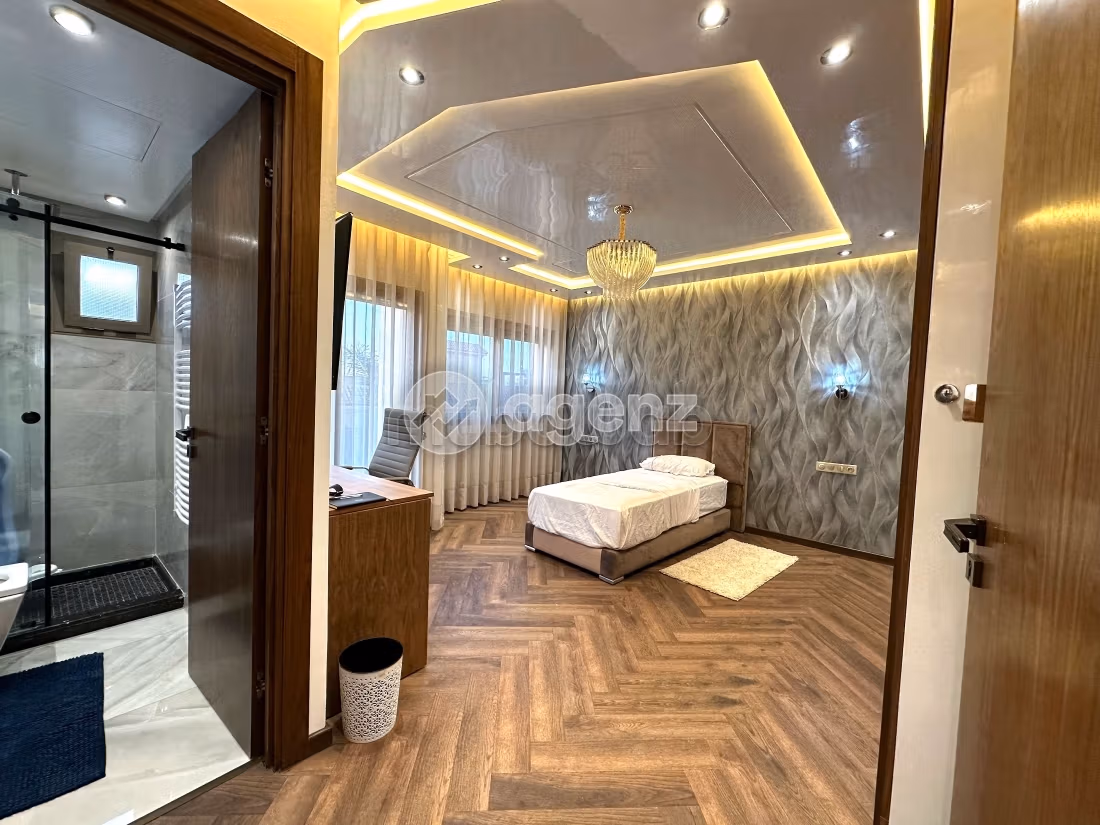 High quality house for sale in Monica. 5 rooms. Well decorated