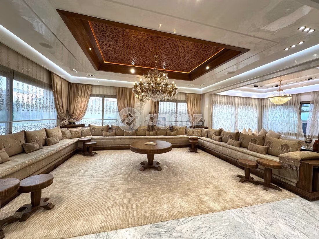 High quality house for sale in Monica. 5 rooms. Well decorated