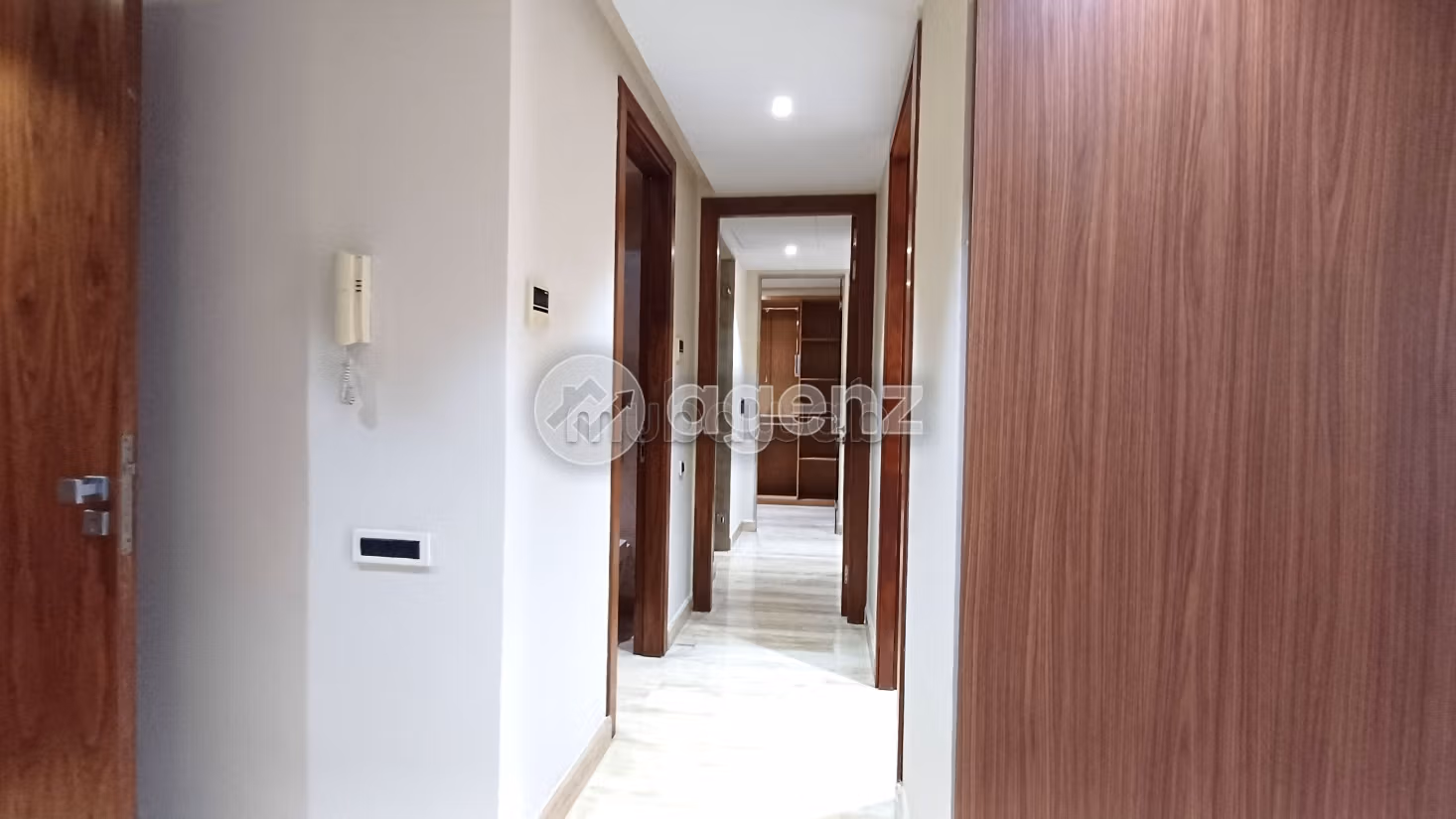 Ufficio da acquistare a Oasis. Superficie 68 m². Posto auto e ascensore