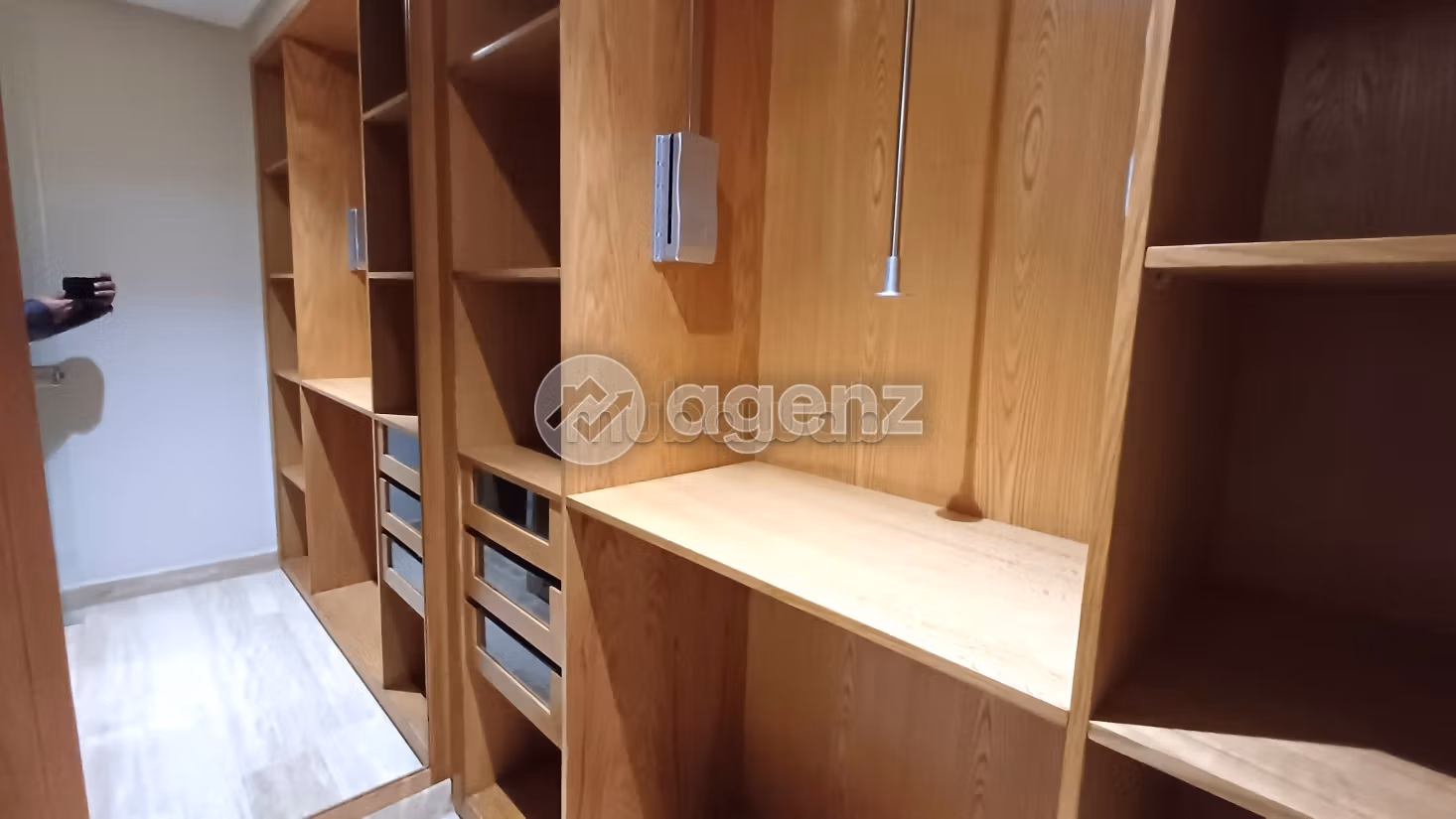Ufficio da acquistare a Oasis. Superficie 68 m². Posto auto e ascensore