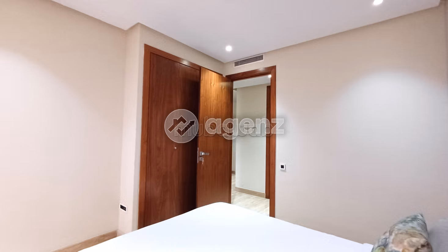 Ufficio da acquistare a Oasis. Superficie 68 m². Posto auto e ascensore
