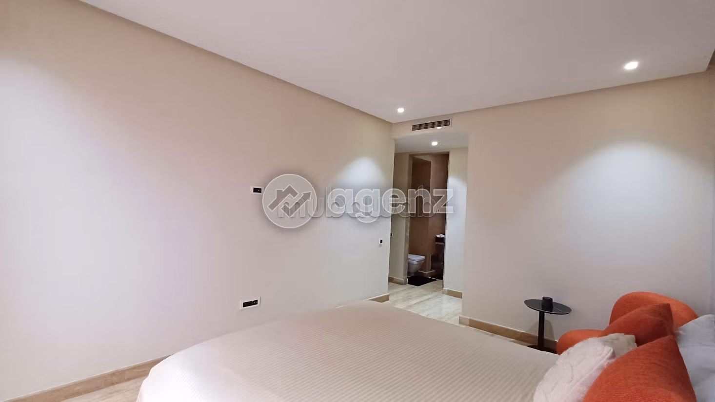 Ufficio da acquistare a Oasis. Superficie 68 m². Posto auto e ascensore