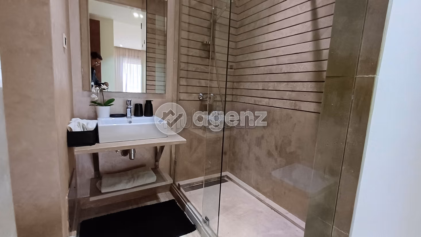 Ufficio da acquistare a Oasis. Superficie 68 m². Posto auto e ascensore