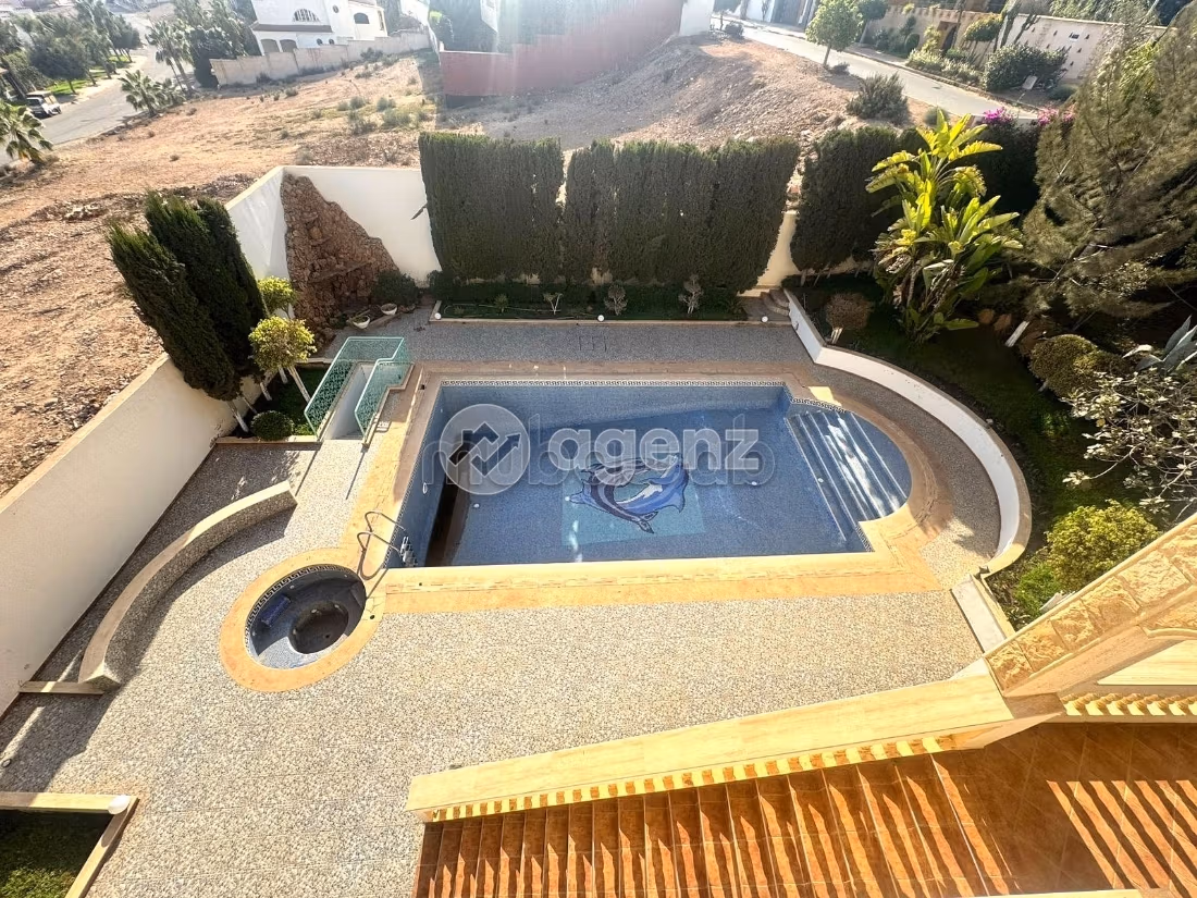 Fabulous villa for sale in Illigh. 7 rooms. Ample storage space