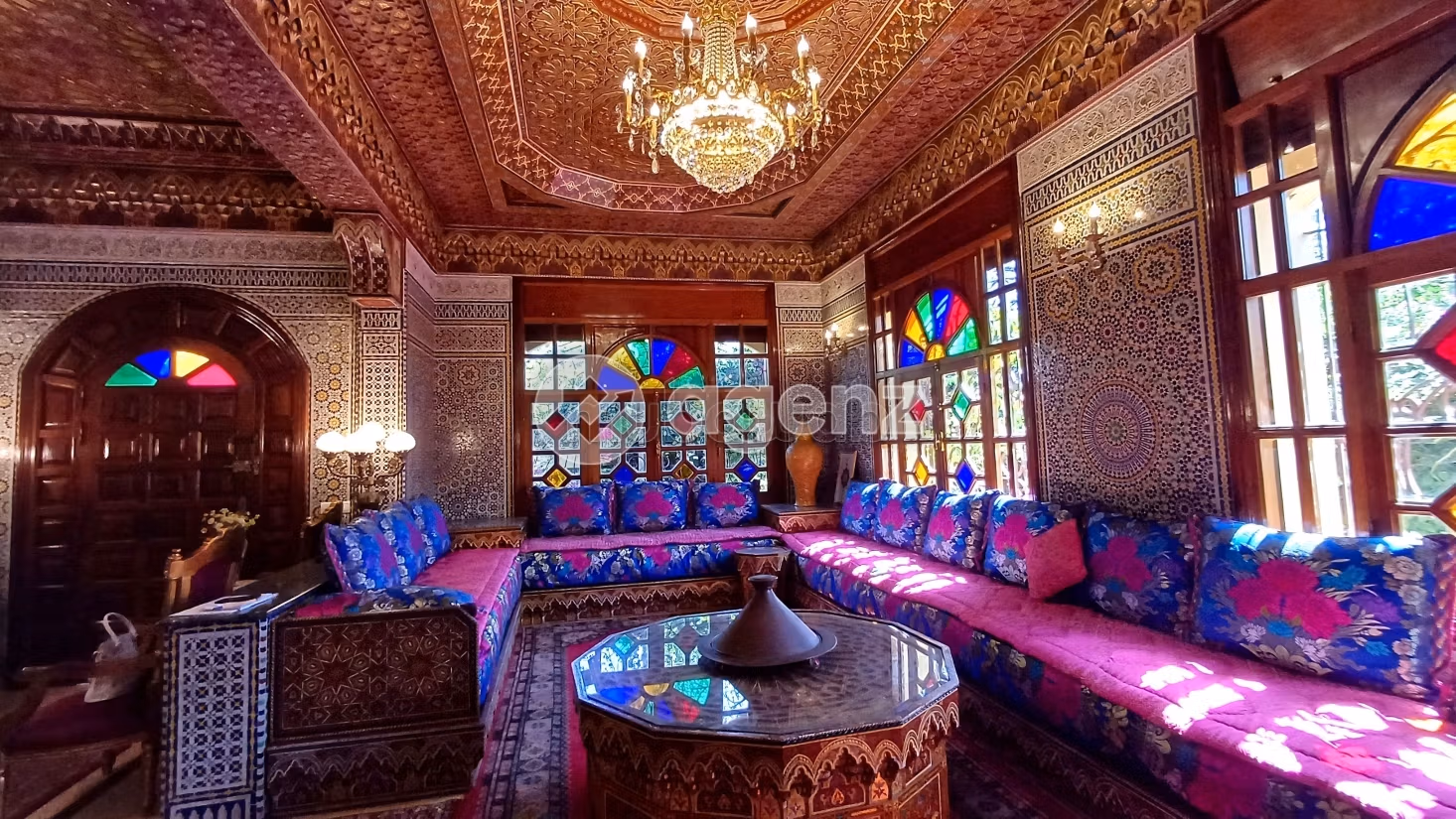 Luxury Villa for sale in Sidi Maarouf. 5 beautiful rooms. Storage unit