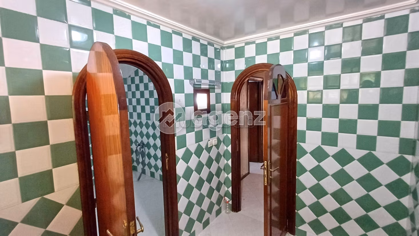 Luxury Villa for sale in Sidi Maarouf. 5 beautiful rooms. Storage unit