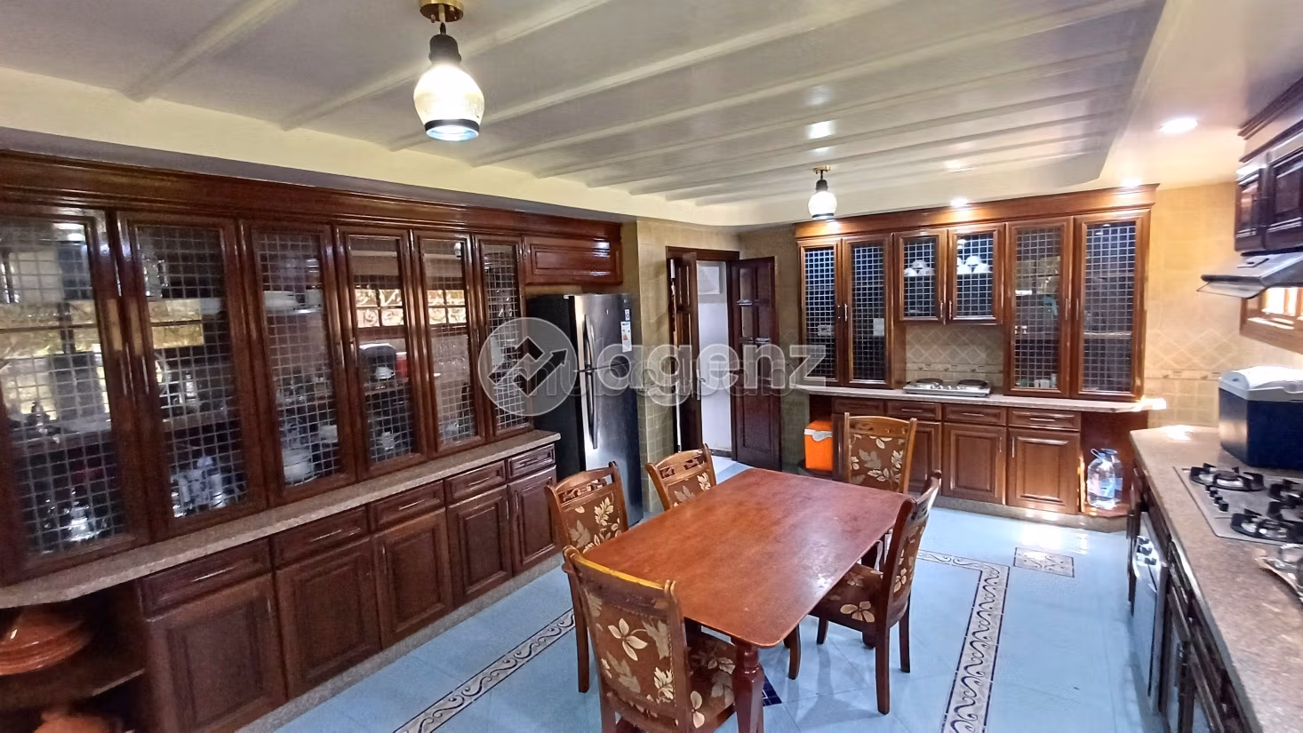 Luxury Villa for sale in Sidi Maarouf. 5 beautiful rooms. Storage unit