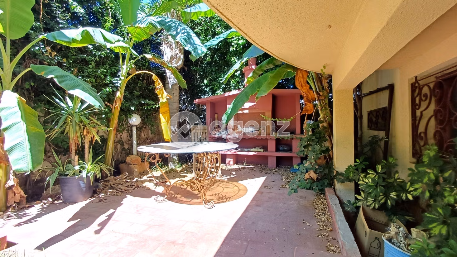 Luxury Villa for sale in Sidi Maarouf. 5 beautiful rooms. Storage unit