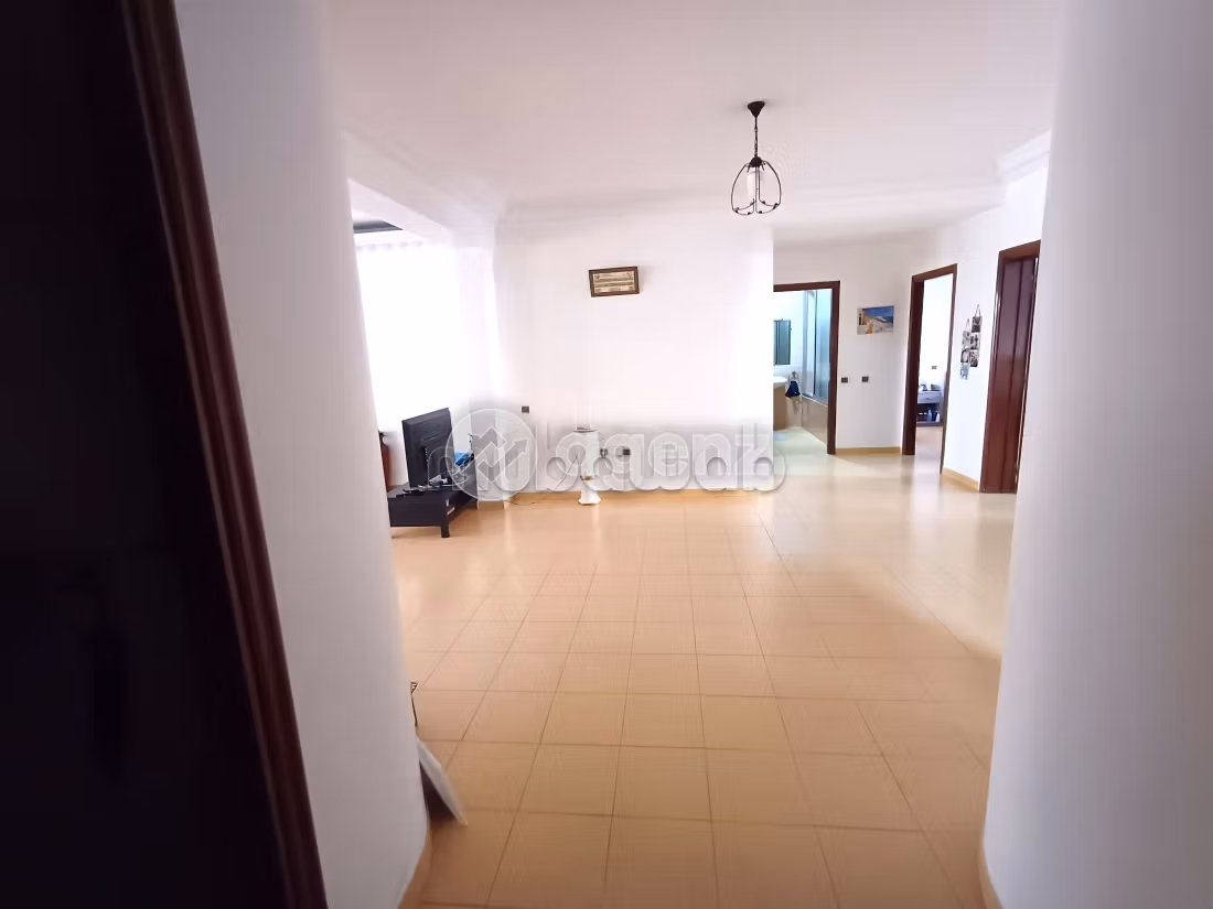 Sell apartment. 3 rooms. Well equipped kitchen